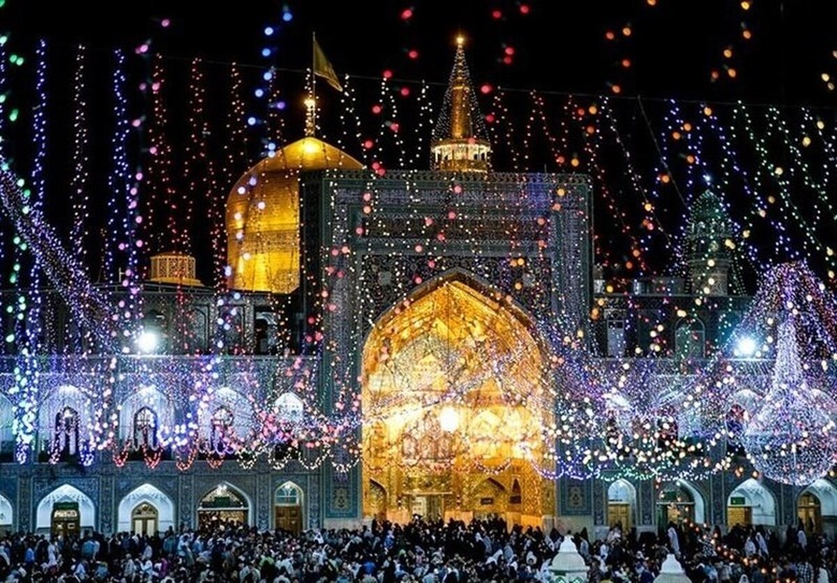 امشب برای فاطمه گوهر رسیده است شادی به قلب و جان پیغمبر رسیده است، شب سوم شعبان و شب میلاد رحمه الله الواسعه ارباب دل‌ها، حضرت اباعبدالله الحسین (ع) و آغاز اعیاد پر شور شعبانیه است و نقاره‌های حرم مطهر رضوی در این شب زیبا هلهله کنان این میلاد خجسته و مسعود را بشارت دادند. حال و هوای حرم مطهر رضوی را در این شب ببینید.