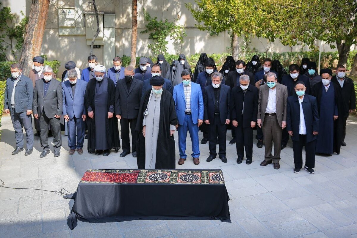 رهبر معظم انقلاب بر پیکر همسر شهید مطهری، اقامه نماز کردند.