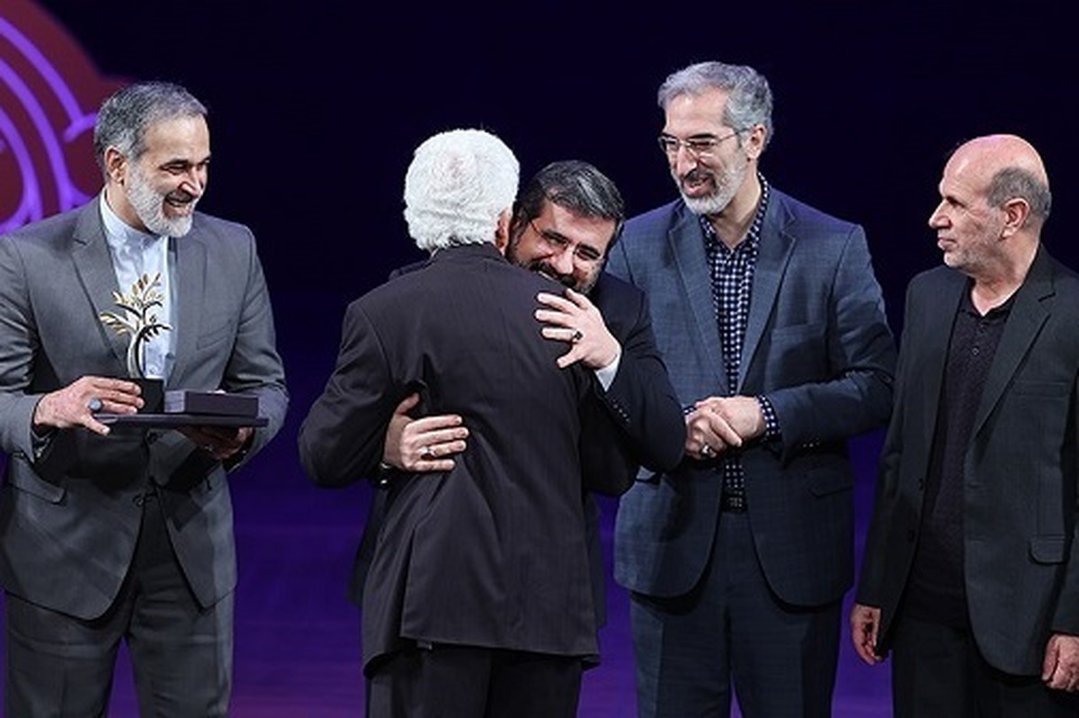 شامگاه جمعه پنجم اسفند پانزدهمین جشنواره هنرهای تجسمی فجر با معرفی برگزیدگان بخش‌های مختلف در تالار وحدت به کار خود پایان داد.