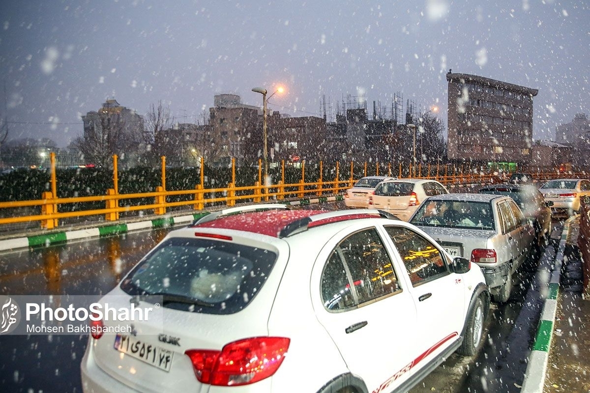 کارشناس مرکز پیش بینی هواشناسی خراسان رضوی گفت: بارش برف در چهار شهرستان مشهد، کلات، فریمان و درگز خراسان رضوی با ورود سامانه بارشی به این استان در حال باریدن است.