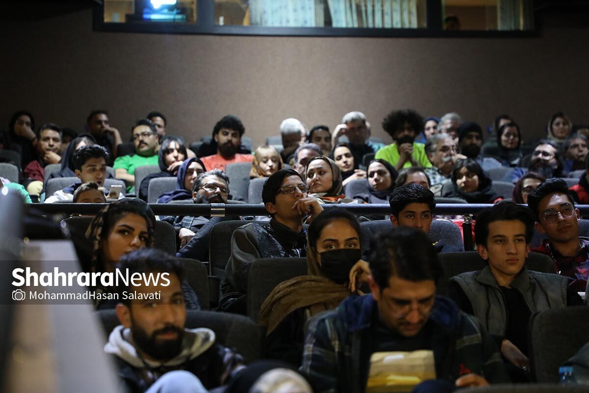 شرکت کنندگان در چهارمین اردوی «ایده تا تولید» در کنار همایون اسعدیان، کمال تبریزی و امیرشهاب رضویان در طول یک هفته سه فیلم کوتاه ساختند.