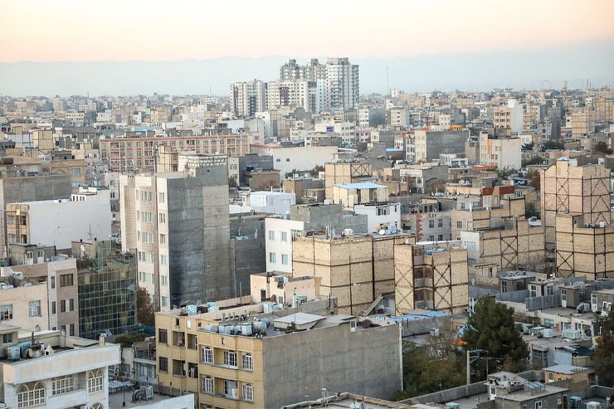 کارشناسان افزایش نرخ دلار و رشد انتظارات تورمی را دو عامل موثر در افزایش قیمت مسکن برای سال ۱۴۰۲ می‌دانند.