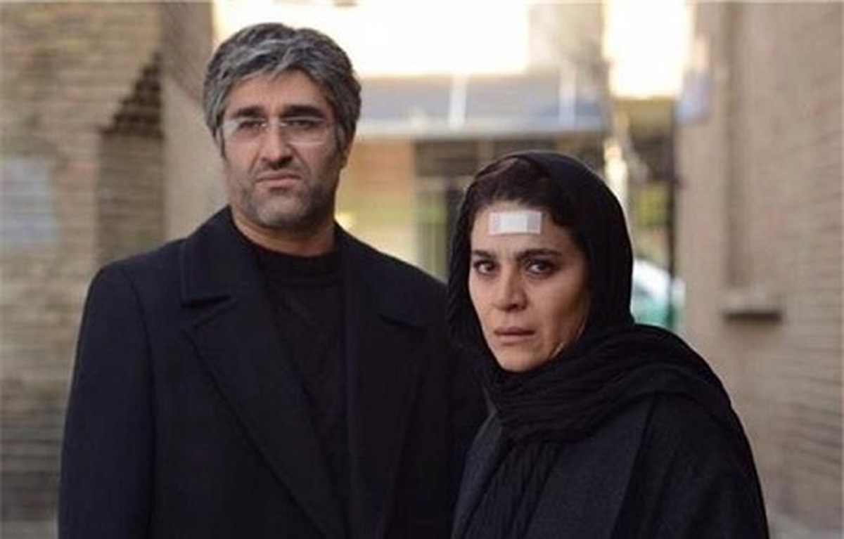 فرنوش صمدی کارگردان فیلم سینمایی «خط فرضی» می‌گوید به دلایل مختلفی از جمله استقبال نکردن مخاطبان از سینما در شرایط فعلی، اکران این فیلم را به تعویق انداخته‌اند.