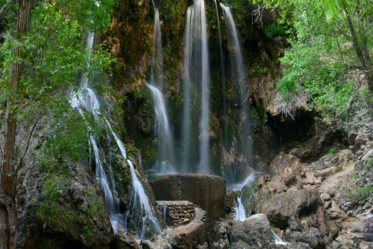 اخلمد روستایی در چناران با بیش ‌از هزاران سال قدمت که با توجه به آثار باستانی پیدا شده در این منطقه می‌توان قدمت آن‌ها را به قرن هشتم نسبت داد. یکی از مهمترین نشانه‌های تاریخی که در نزدیکی روستای اخلمد وجود دارد، آثار برج‌ و باروهای قدیمی در کوه‌های نزدیکی روستا هستند که در بخش شرقی و جنوبی این روستا به خوبی نمایان است.