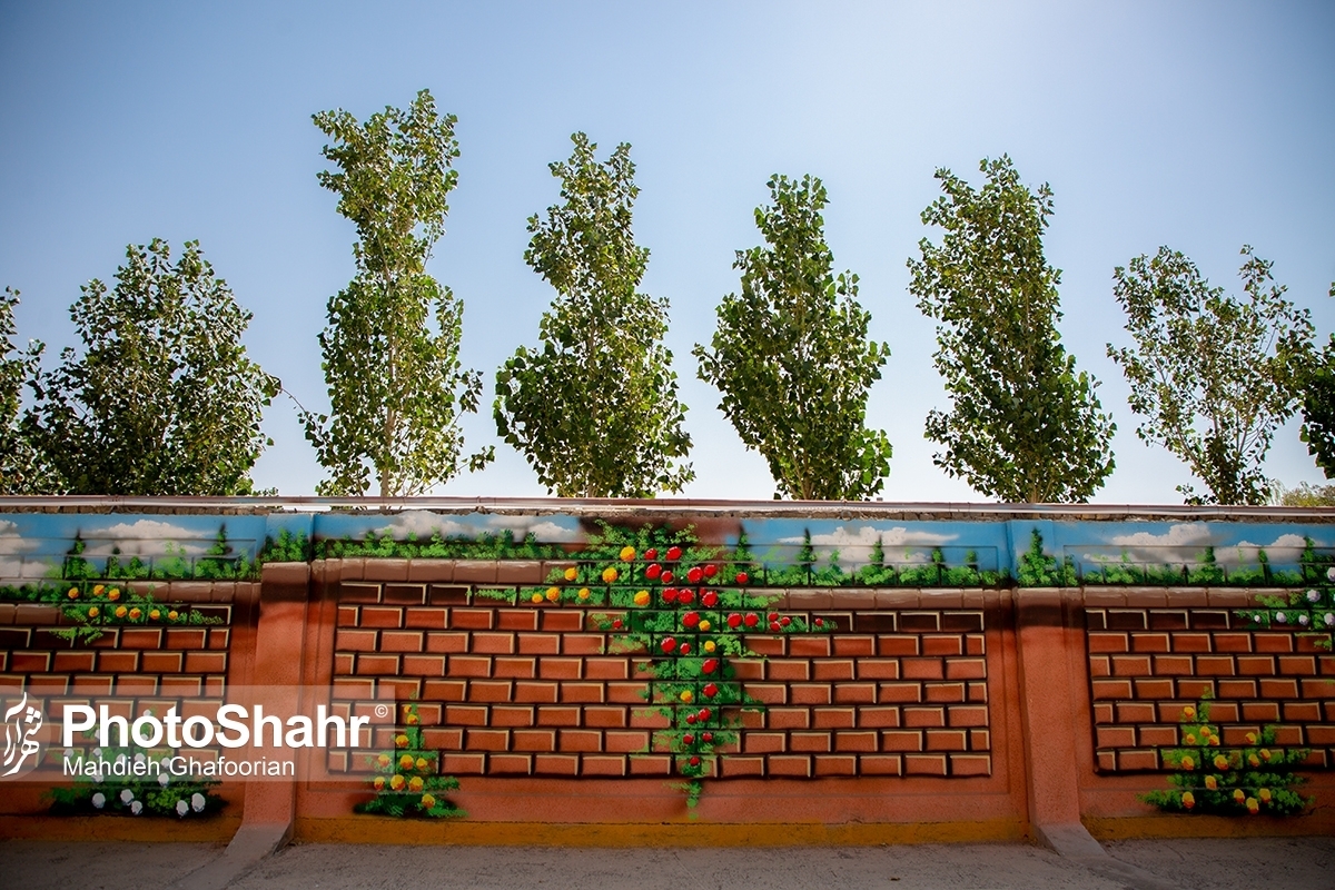 معاون توسعه مدیریت اداره کل آموزش و پرورش استان خراسان رضوی گفت: در ایام تعطیلات نوروز پیش رو تعداد ۸۹۵ مدرسه در استان میزبان مسافران نوروزی و ایام پایانی امسال هستند.