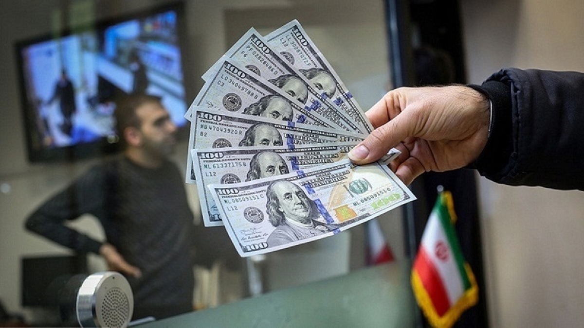 در حالی به روز‌های پایانی سال نزدیک می‌شویم که همچنان تلاطم قیمتی دربیشتر بازار‌ها به چشم می‌خورد. اکنون هر دلار دربازار امروز ۷ اسفند ماه، به حدود قیمت ۵۸ هزار تومان رسیده است و هر گرم طلا ۱۸ عیار به حدود قیمت ۳ میلیون و ۵۰ هزار تومان و سکه تمام مرز ۳۵ میلیون تومان را رد کرده است.
