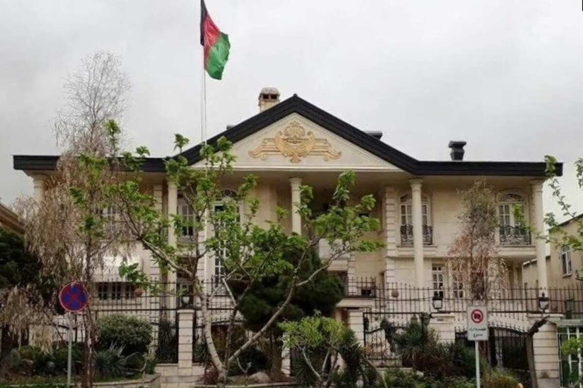 هرچند که رسانه‌های افغانستان می‌گویند که وزارت خارجه جمهوری اسلامی ایران سفارت ایران در کابل را به طالبان تحویل داده است اما وزارت خارجه با انتشار اعلامیه‌ای کفته است که تحول در سفارت امری داخلی است و دخالت نمی‌کند.