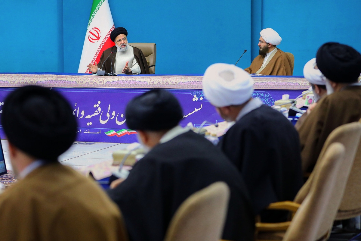 رئیس جمهور با تاکید بر اینکه دولت وظیفه خود می‌داند که در مقابل التهاب‌آفرینی ایستاده و تلاطم‌ها را کنترل و آرامش و ثبات را بر بازار حاکم کند، از آغاز طراحی و اجرای راهکار‌های موثر برای مدیریت بازار ارز و کنترل و تثبیت آن خبر داد و گفت: دولت با تمام توان برای تداوم رشد اقتصادی کشور تلاش خواهد کرد.