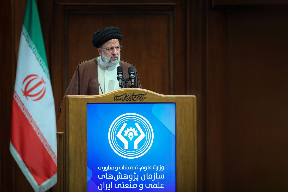رئیس جمهور توفیقات علمی کشور در سال‌های اخیر را مرهون تلاش دانشمندان و نخبگان جوان کشور و حمایت‌های جدی رهبر انقلاب برشمرد و گفت: دولت خود را موظف به حمایت‌های مالی، حقوقی از فعالیت‌های دانش‌بنیان و نیز کمک به بازاریابی برای محصولات این فعالیت‌ها می‌داند.