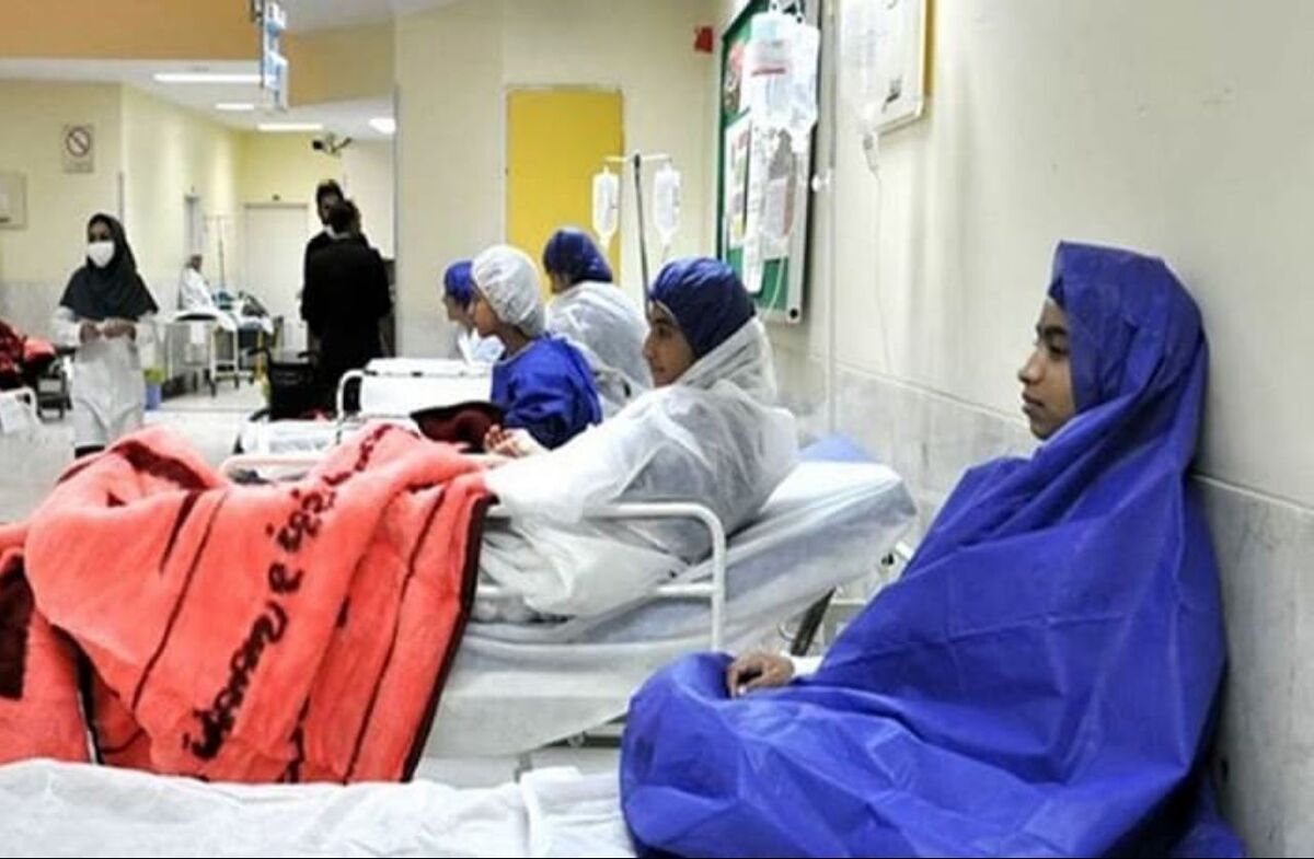 مسمومیت دانش آموزان چند ماهی است که در برخی از مدارس شهرستان‌ها حتی پایتخت هم گزارش شده است، پس از اظهارنظرهای مختلف درباره علت مسمومیت بار دیگر وزیر بهداشت علت مسمومیت را اعلام کرد.
