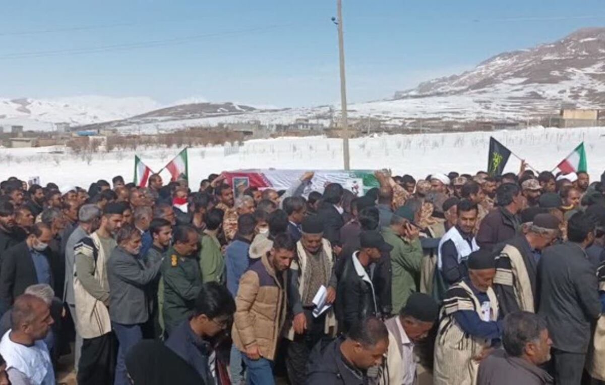 پیکر مطهر بسیجی مدافع امنیت شهید طاهر زمانی صبح امروز با حضور مردم شهرستان کوهرنگ و مسئولان استان در زادگاهش شهرک میهه تشییع شد و در خانه ابدی آرام گرفت.