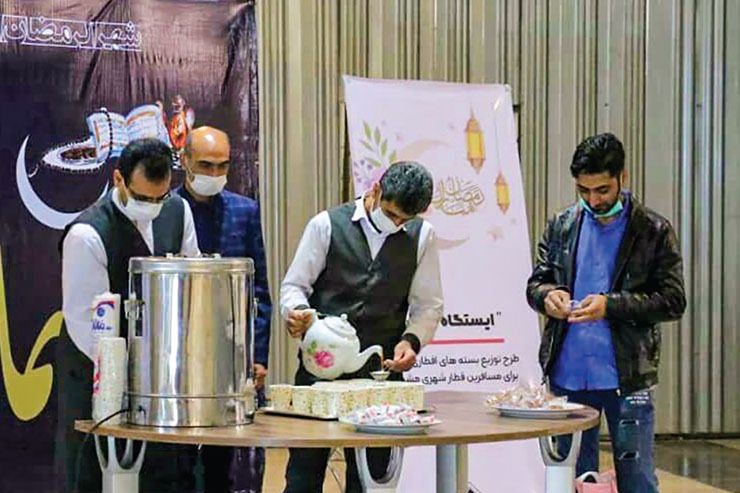 کارکنان مترو مشهد با هزینه خود، هنگام افطار با چای و خرما از شهروندان پذیرایی می‌کنند.