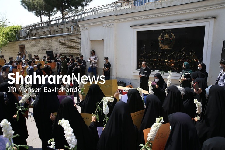 جمعی از دانش‌آموزان پسر و دختر مشهدی با تجمع در مقابل کنسولگری افغانستان در مشهد حملات اخیر به دو مدرسه پسرانه در دشت برچی کابل را محکوم کردند.
