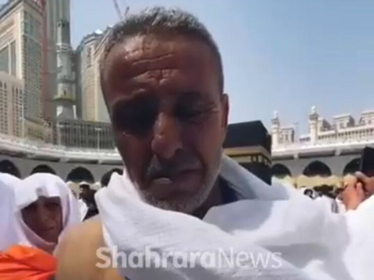 زائران تونسی خانه خدا، وقتی یک جوان فلسطینی اهل غزه را در کعبه دیدند به شدت منقلب شدند.
