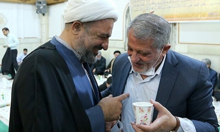 محسن هاشمی و حمید رسایی در جریان دیدار رئیس جمهور با فعالین سیاسی بگومگویی در مورد درست یا غلط بودن استخر فرح داشته‌اند.