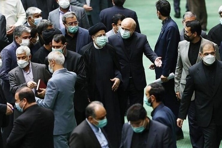 مروری بر نظرات نمایندگان و تحلیلگران درباره آمادگی نمایندگان مجلس برای دادن کارت قرمز به شماری از دولتمردان.