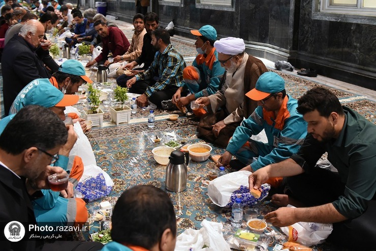  در آستانه روز جهانی گرامیداشت کار و کارگر، ۳ هزار پاکبان فعال در بخش‌های مختلف خدمت‌رسانی شهر مشهد مهمان خوان با کرامت افطار حضرت رضا (ع) در صحن امام حسن مجتبی (ع) شدند.