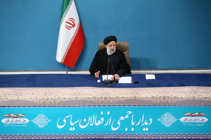 سالن جلسات هیئت دولت در روز 10 اردیبهشت ماه میزبان جمعی خاص و جلسه‌ای مهم بود؛ نشستی که ترکیب میهمانانش در طول سال‌های اخیر کمتر بصورت یکجا دیده شده است.