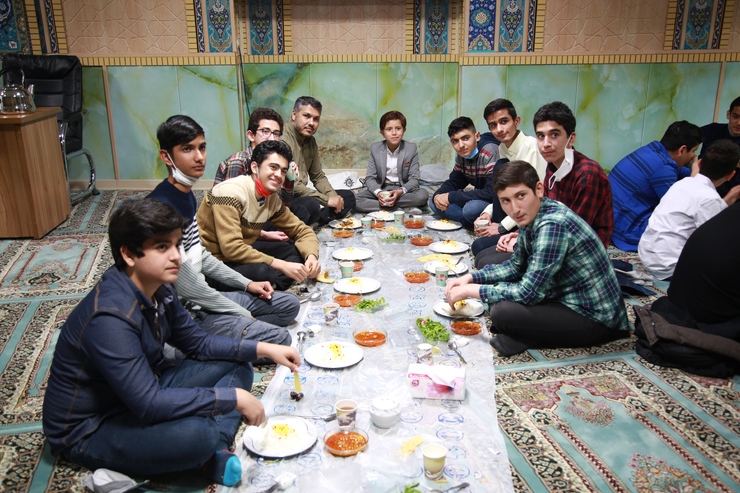 شادروان حاج مهدی معلمی، معلم قرآن دبیرستان پسرانه شهید هاشمی‌نژاد ۴ بود که شهریور سال پیش بر اثر بیماری کرونا درگذشت.
