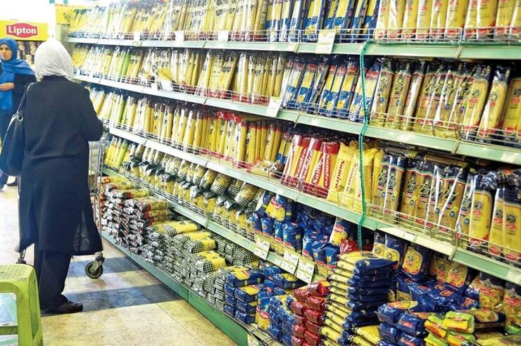 پلیس امنیت اقتصادی استان البرز روز گذشته ۶۷۰ تن ماکارونی احتکار شده را در شرکت تک ماکارون در کرج کشف و توقیف کرد.
