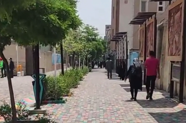 بازار جنت روزگاری یکی از خیابان‌های قدیمی مشهد بود که ساکنانش برای رفع مایحتاج زائران خانه‌های خود را مغازه کردند.
