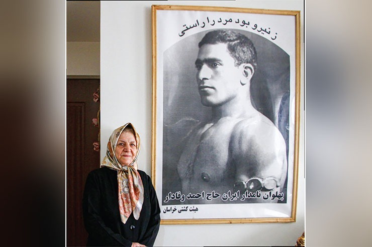 همسر پهلوان نامی شهر درگذشت.
