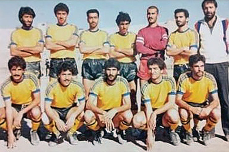 عکسی مربوط به تیم منتخب کارگران خراسان که در مسابقات قهرمانی کشور سال ۱۳۶۵ در اصفهان حاضر بود. نفرات به‌ترتیب ایستاده از راست: شهریار رضایی، مرحوم سعید هاشمی، جواد گندمکار، ناصر راستین، ابوالفضل روشنی، رضا قرایی و فریدون مهریار. نشسته از راست: حمید یاوری، رضا ظهوریان، مرحوم کاظم غیاثیان، مرتضی خادم و جعفر رضوی.
عکس از آلبوم اختصاصی مرتضی خادم