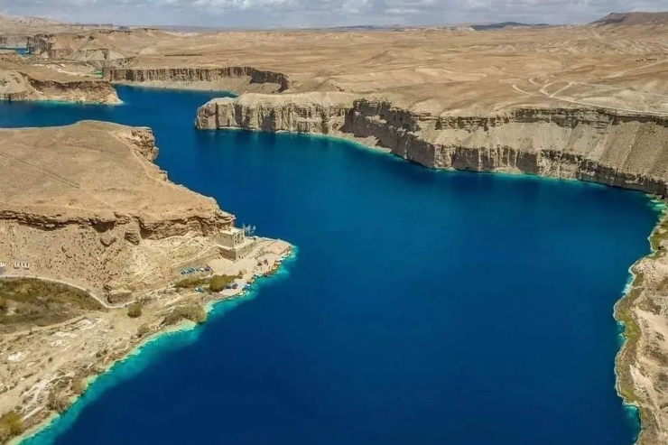 بند امیر به مجموعهٔ هفت دریاچه در بلندی‌های هندوکش در ولایت بامیان گفته می‌شود که با سدهای طبیعی از یکدیگر جدا شده‌اند. آب این دریاچه‌ها توسط چشمه‌ها تأمین می‌گردد. این منطقه نخستین پارک ملی افغانستان نیز به‌شمار می‌رود.