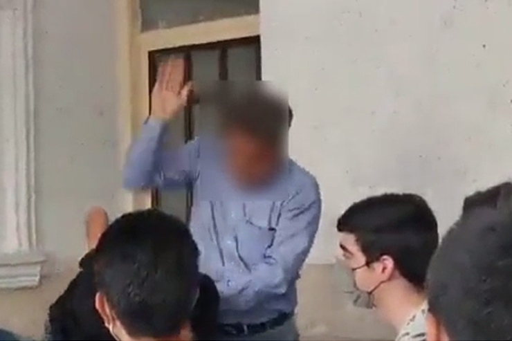 تصاویری از تنبیه بدنی یک معلم با دانش‌آموز در یکی از مدارس شیراز در فضای مجازی دست به دست می‌شود که واکنش کاربران و آموزش و پرورش را به دنبال داشته است.