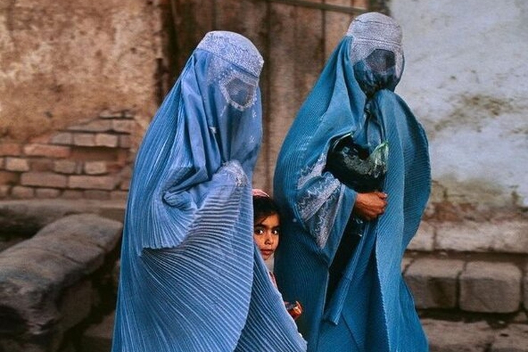 یک روز پس از انتشار دستورالعمل جدید طالبان درباره پوشش اسلامی، سخنگوی وزارت امر به معروف و نهی از منکر این گروه اعلام کرد برقع اجباری نیست.