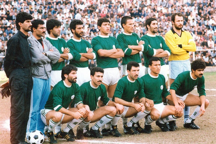 عکس منتخب خراسان در دهه ۶۰ که ستاره‌های زیادی در آن بازی می‌کردند. در این قاب سعید جوشش، سعید صیامی، احمد حامد، فریدون مهریار و حتی مرحوم کاظم غیاثیان (با لباس مشکی) حضور دارند، اما چهره ویژه آن مرحوم منصور جلیلی (کوسه)، نفر اول نشسته از چپ است که روز گذشته دار فانی را وداع گفت.