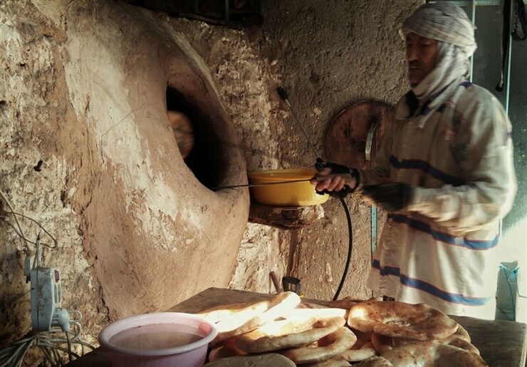 در روزهای اخیر که خبرها درباره احتمال یارانه‌ای شدن نان در ایران منتشر شده، این سؤال پیش می‌آید که آیا نان به اتباع خارجی با قیمت آزاد فروخته می‌شود؟ روزنامه همشهری در گزارشی که در این باره نوشته به این سؤال پاسخ داده است.