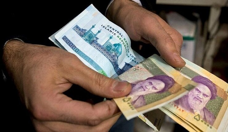 مدیرکل روابط عمومی بانک مرکزی خبر داد: همزمان با گزارش رئیس جمهور به مردم از رسانه ملی واریز مبالغ یارانه کمک معیشتی دولت به حساب سرپرستان خانوار آغاز شد.