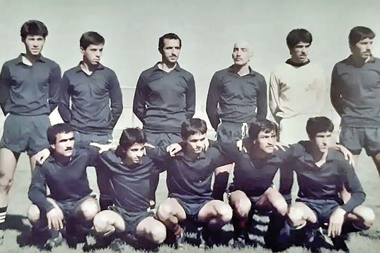 تیم آزادی از تیم‌های خوب فوتبال مشهد در دهه ۶۰ بود که همه آن را با سرمربیگری اکبر میثاقیان در ابتدای راه مربیگری می‌شناسند. البته سرمربی این تیم قبل از آمدن اکبر میثاقیان، مرحوم علی غلامپور بود.
ایستاده از راست: علی صارم، احمد بیابان‌پیما، حسین مدقق، مرتضی شفیعی، خسرو آراسته نشسته از راست: محمد بابایی، مهدی خوشباف، مجید عمارتیان، حمید عتیقی و جبار ایمانی
