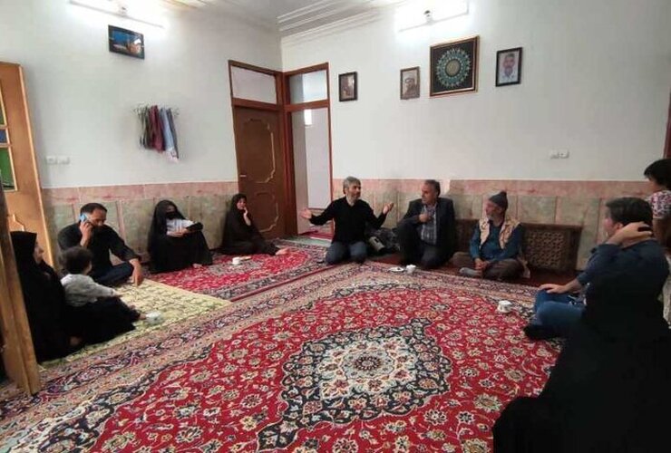 انگیزه آشنایی بیشتر با شهید حجت‌الاسلام محمدصادق دارایی، شهید حادثه تروریستی ماه مبارک رمضان در حرم مطهر رضوی، ما را بر آن داشت تا به زادگاهش روستای «بِزد» در شهرستان تربت جام رفته و پای صحبت خانواده و هم‌ولایتی‌های شیعه و سنی او بنشینیم.
