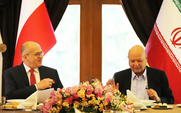 رئيس سازمان برنامه‌وبودجه گفت: ايران آماده توسعه روابط به‌خصوص در بخش انرژي است اما شرط آن اين است كه طرف‌هاي اروپا در عمل به تعهدات تحت تأثير كشور ثالثي نباشند.