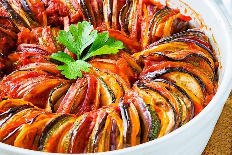 راتاتویی نوعی خوراک سبزیجات فرانسوی است که با بادنجان، سیر، پیاز، فلفل دلمه‌ای، گوجه‌فرنگی، تخم‌مرغ، رب گوجه‌فرنگی، پودر آویشن، نمک و فلفل تهیه می‌شود.
