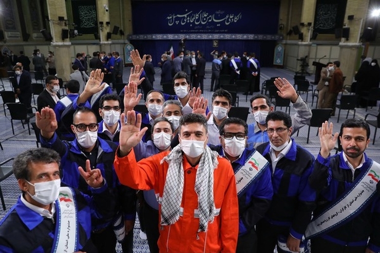 رهبر معظم انقلاب اسلامی صبح دیروز (دوشنبه ۱۹ اردیبهشت ۱۴۰۱) با جمعی از کارگران دیدار کردند و آنان را ستون اصلی خیمه تولید خواندند. این گزارش را که روایتی از هدیه انگشتر رهبری به یک کارگر و حضور پدری با ۱۳ فرزند در این دیدار است، ببینید.