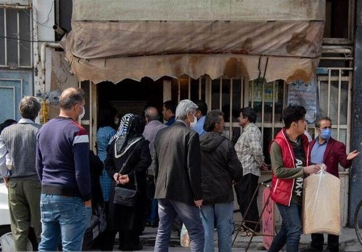 رییس اتحادیه صنف نانوایان مشهد گفت: از زمان اعلام اصلاح ارز ترجیحی و شائبه تغییر نرخ نان، تقاضای کاذب برای خرید نان در مشهد افزایش یافته که منجر به تشکیل صف‌های طولانی در مقابل نانوایی‌ها شده است.