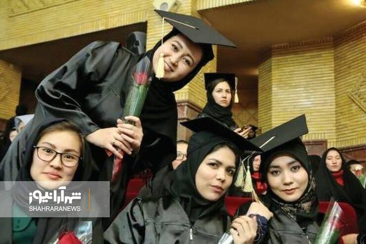 جذب نخبگان و متخصصان مهاجر با هدف توسعه و پیشرفت کشورهای مقصد، یک فرصت طلایی است. به همین دلیل معمولاً کشورهای دنیا نگاه خاصی به این‌گونه افراد در مقایسه با سایر مهاجران دارند و با حمایت از آن‌ها زمینه حضور این گروه را فراهم می‌کنند.