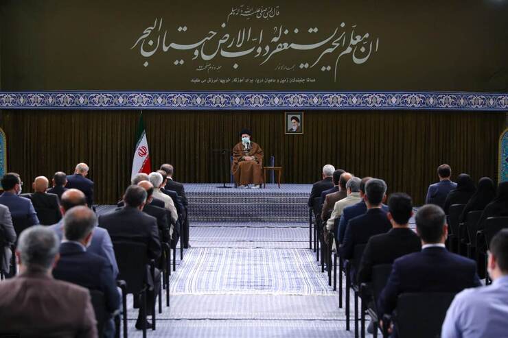 رهبر معظم انقلاب با تأکید بر سفارش همیشگی خود به بهبود معیشت معلمان، افزودند: با وجود مشکلاتِ امکانات دولتی، اما به مسائل معیشتی، بیمه، بازنشستگی و درمان معلمان توجه ویژه شود.