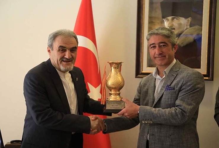 مهمت اکتای شهردار مارماریس معتقد است تیم‌های اعزامی والیبال ایران به تورنمنت اخیر بسیار قدرتمند و یک سر و گردن از تیم‌های شرکت کننده بالاتر بودند.