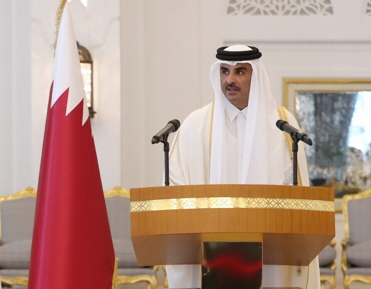 امیر قطر دقایقی پیش در راس یک هیئت بلندپایه سیاسی و اقتصادی با استقبال معاون اول رئیس‌جمهور وارد تهران شد.
