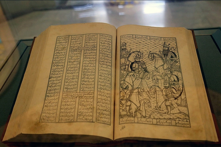 راز ماندگاری سخن فردوسی چه بوده است؟ این چه رازی است که سخن او را تا دوران ما رسانده است و از آن دستنویس‌هایی برایمان به‌یادگار گذاشته که قدیمی‌ترین آن‌ها ۲۰۰ سال پس از وفات او کتابت شده، در حالی که دیوان و آثار بسیاری از شاعران و نویسندگان ایرانی هم‌زمان با او و حتی پس از او نسخه‌های خطی‌ای به‌قدمت شاهنامه ندارند؟