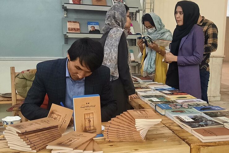 رونمایی و جشن امضای کتاب «اینجا در نقشه نیست» اثر «عصمت الطاف» نویسنده افغانستانی این کتاب در غرفه انتشارات تاک و آمو در بخش انتشارات خارجی نمایشگاه بین‌المللی کتاب تهران برگزار شد.