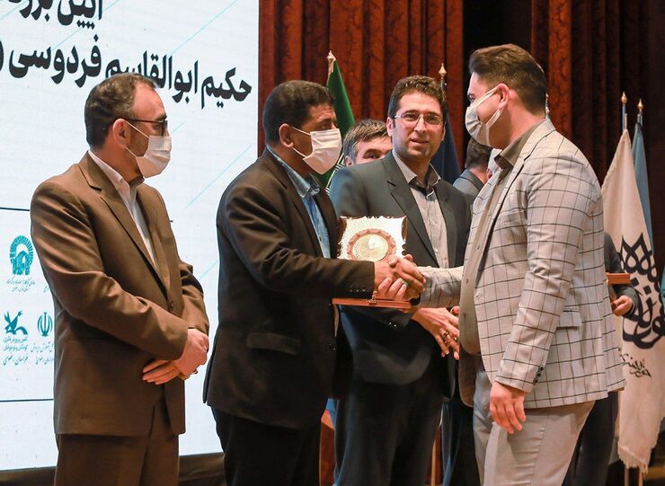 طی مراسمی که در مشهد برگزار گردید ، نشان عالی فردوسی به پنج نفر اعطا شد.