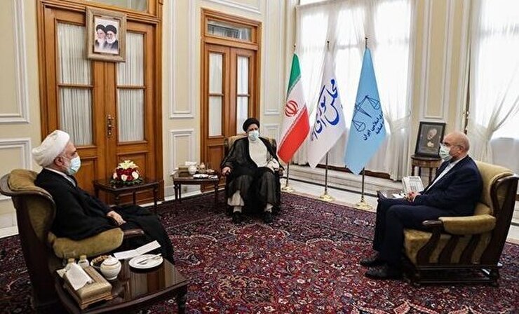 سران سه قوه در نشست مشترک تاکید کردند: در کوتاه‌ترین زمان، ساختار استفاده از کالابرگ الکترونیکی برای عرضه کالا‌های ضروری به قیمت شهریور ۱۴۰۰ آماده و اجرا شود.
