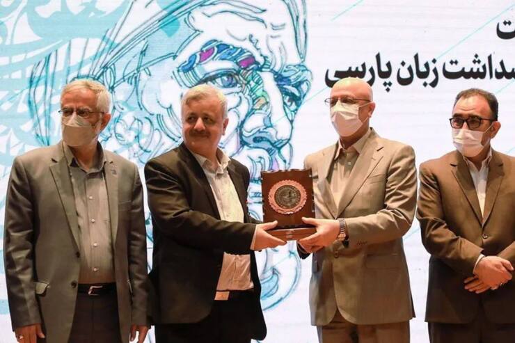در مراسمی با حضور وزیر علوم، تحقیقات و فناوری نشان فردوسی در چهار بخش حماسه‌سرایی، حماسه‌سازی، فردوسی‌پژوهی و ترویج زبان فارسی در عرصه بین‌المللی به پنج نفر اعطا شد و محمدکاظم کاظمی به دلیل ترویج زبان فارسی در عرصه بین‌الملل موفق به دریافت این نشان شد.