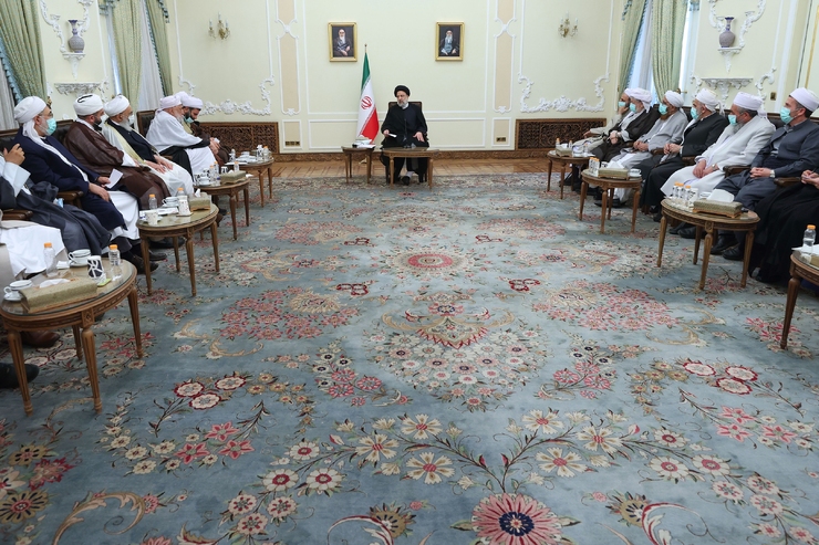 رئیس‌جمهور جایگاه هموطنان و علمای اهل‌سنت را در تاریخ کشور بااهمیت توصیف کرد و گفت: علما و اندیشمندان اهل سنت در بلاد خود منشا خدمات بسیاری هستند و سال‌هاست که شیعه و سنی در ایران اسلامی با یکدیگر زندگی می‌کنند.
