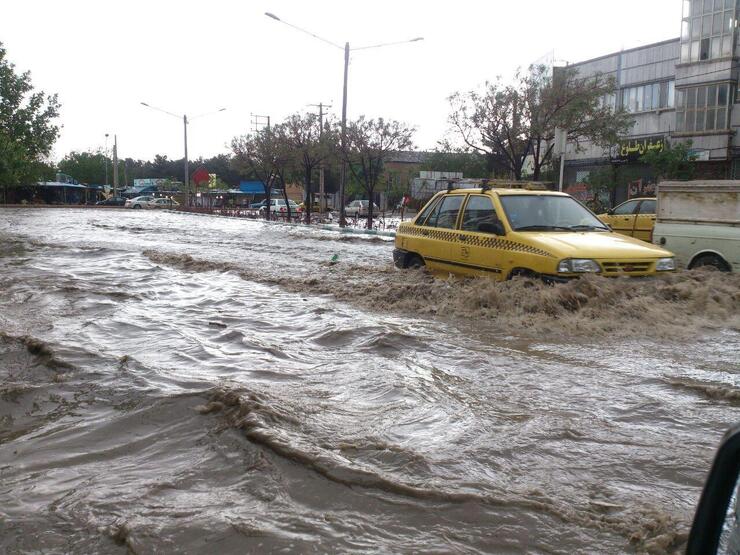 سازمان هواشناسی با اشاره به بارش باران و رعدوبرق تا روز جمعه در برخی مناطق کشور نسبت به وزش باد بسیار شدید در ۱۶ استان هشدار داد.